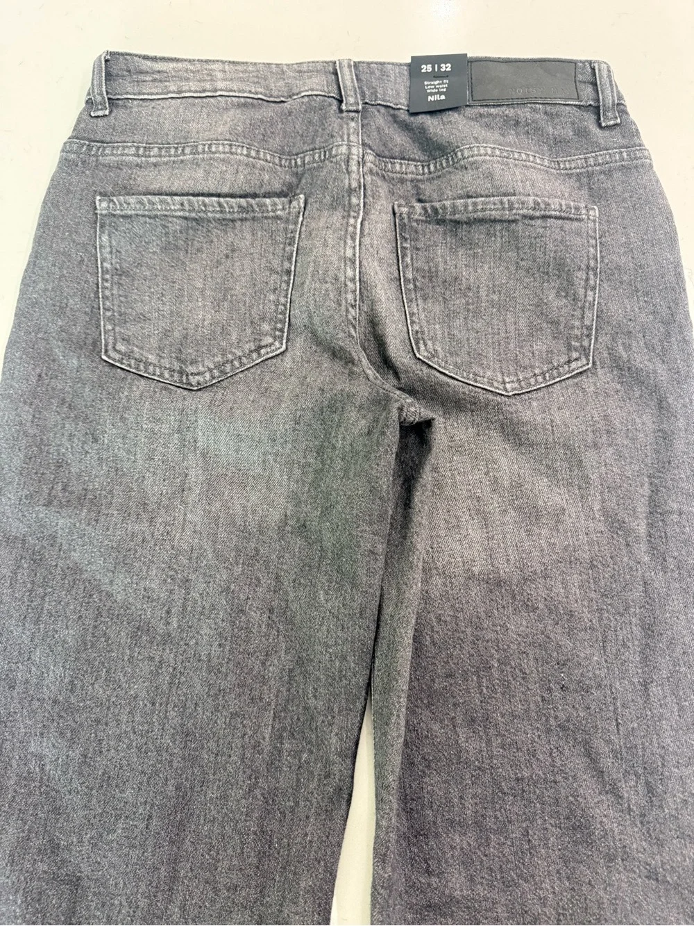 Noisy May Nila 25/32 ((measures29”) Gray Straight-Leg Women’s Jeans